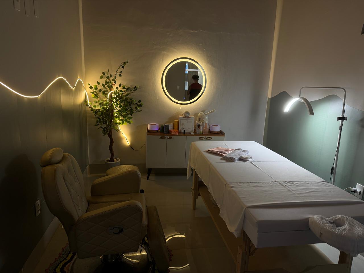 Sala de atendimento com maca, poltrona e detalhes do Espaço Marya Sousa